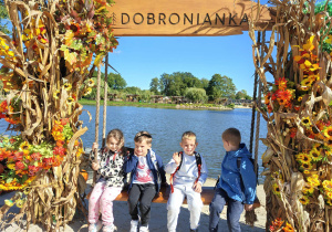 Grupowe zdjęcie dzieci na huśtawce z napisem Dobronianka