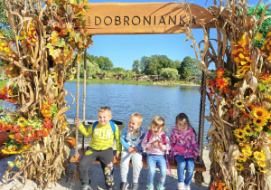 Grupowe zdjęcie dzieci na huśtawce z napisem Dobronianka
