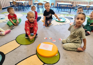 dzieci układają puzzle