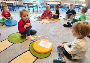 dzieci układają puzzle