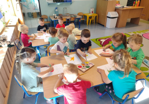 dzieci malują farbami jabłko