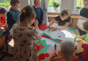 uczniowie i przedszkolaki wykonują pracę plastyczną