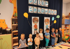 chłopcy na tle dekoracji