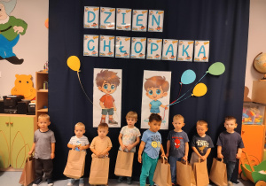 chłopcy z prezentami od dziewczynek