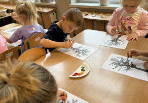 Dzieci wykonują prace plastyczną