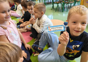 Dziewczynki wręczają upominki chłopcom