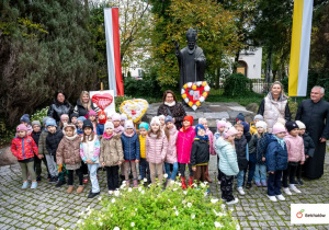 Dzieci przy pomniku Jana Pawła II
