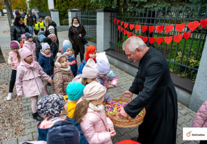 Dzieci przy pomniku Jana Pawła II