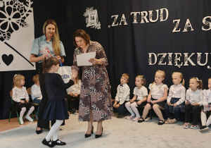 Pani Dyrektor wręcza dyplom i upominek za udział w konkursie