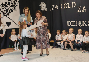 Pani Dyrektor wręcza dyplom i upominek za udział w konkursie