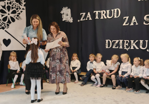 Pani Dyrektor wręcza dyplom i upominek za udział w konkursie