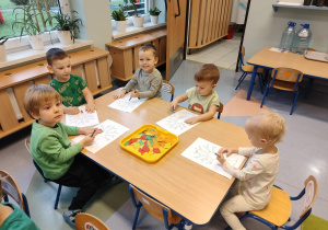 "Krasnale" wykonują pracę plastyczną