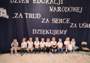 zdjęcie grupowe na tle dekoracji