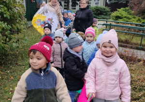 dzieci idą pod pomnik Papieża