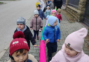 "Krasnale" i "Misie" w drodze do Kościoła