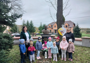 zdjęcie dzieci przy pomniku