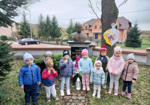 dzieci przy pomniku Jana Pawła II
