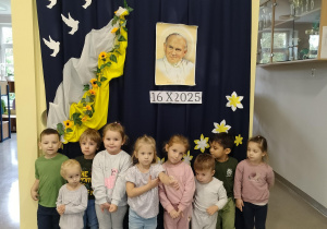 zdjęcie grupowe na tle dekoracji w przedszkolu