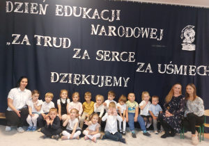 Zdjęcie grupowe na tle dekoracji