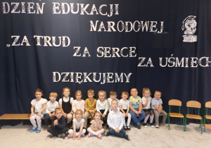 Zdjęcie grupowe na tle dekoracji