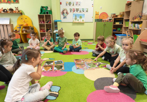 Dzieci dzielą drzewa na iglaste i liściaste