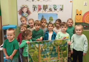 Dzieci pozują na tle dekoracji