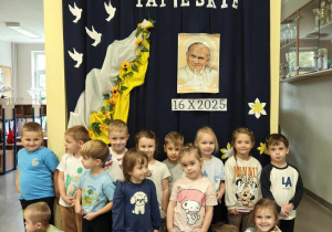 Dzieci na tle dekoracji w przedszkolu