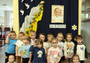 Dzieci na tle dekoracji w przedszkolu