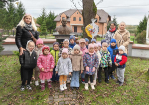 Dzieci pozują przy pomniku Jana Pawła II