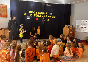 Pokaz prawidłowego przechodzenia przez pasy .