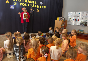 Pani pokazuje jak reagować na obcego psa .