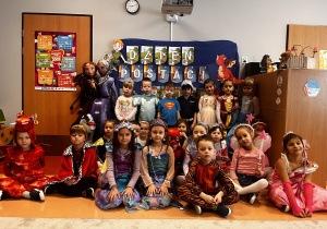 Zdjęcie grupowe na tle dekoracji.