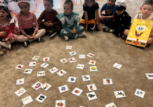 Zabawa -znajdź elementy do konkretnej bajki .