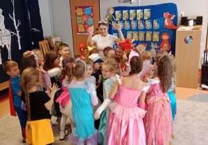 Dzieci tańczą razem w sali.