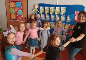 Dziewczynki tańczą z Panią w kółku.