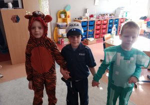 Chłopcy pozują do zdjęcia.