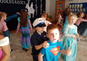 Swobodny taniec dzieci .