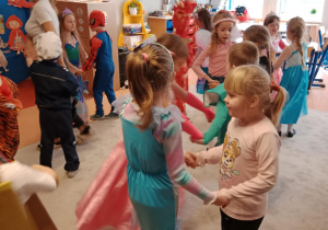 Dzieci tańczą w parach.