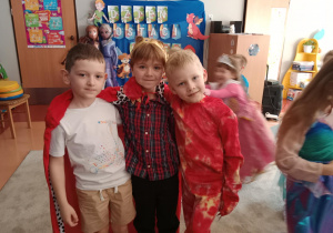 Trzech chłopców pozuje do zdjęcia .