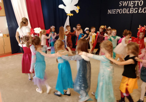 Dzieci tańczą w "pociągu".