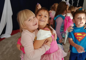 Wspólne zdjęcie dwóch dziewczynek.