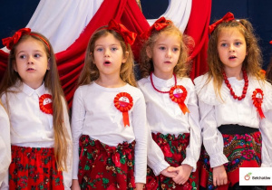 Dziewczynki śpiewają hymn Polski.