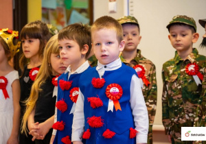 Chłopcy pozują do zdjęcia.