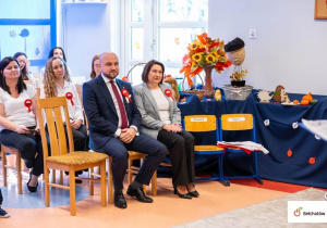 Wiceprezydent Miasta z Panią Dyrektor oglądają przedstawienie.