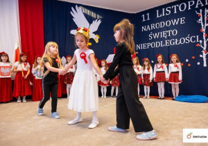 Dziewczynki odgrywają rolę Polski oraz zaborców .