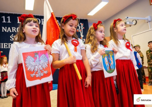 Dziewczynki recytują wiersze .