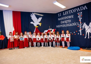 Zdjęcie grupy na tle dekoracji .