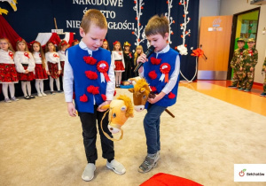 Chłopcy przebrani jako ułani recytują wiersze.