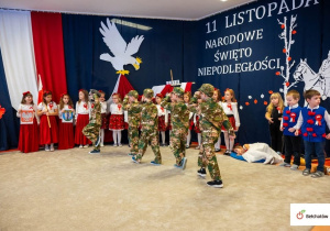 Chłopcy wchodzą przebrani jako żołnierze .