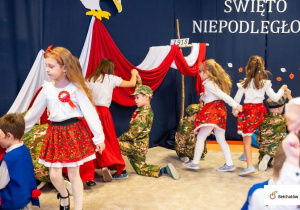 Dzieci tańczą w parach krakowiaka.